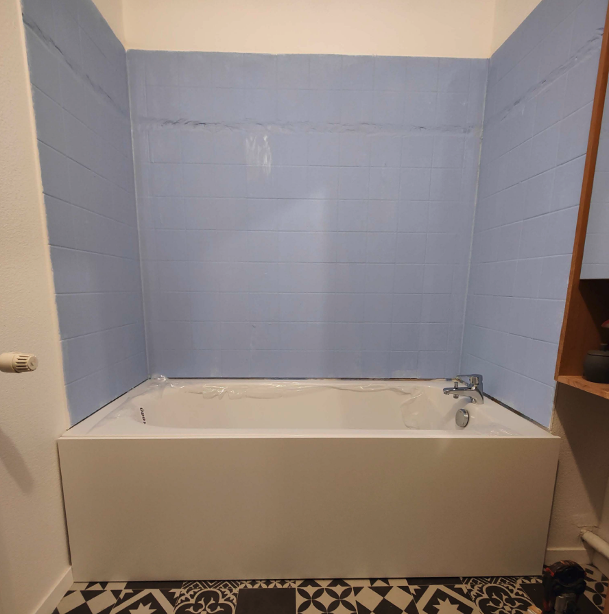 Rénovation Salle de bain en faïence effet marbre, avec remise aux normes de la nourrice.